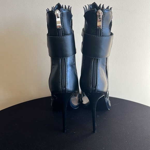 Azalea Wang Black Faux Leather Gladiator Heel 8 - Picture 6 of 8